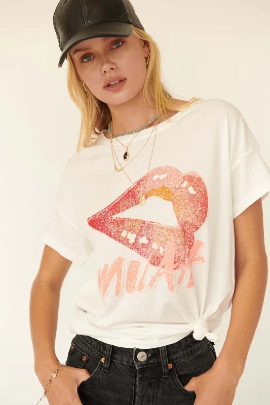 Muah Kiss Vintage-Print Graphic Tee Front Pockets Side Pockets Patch Pockets